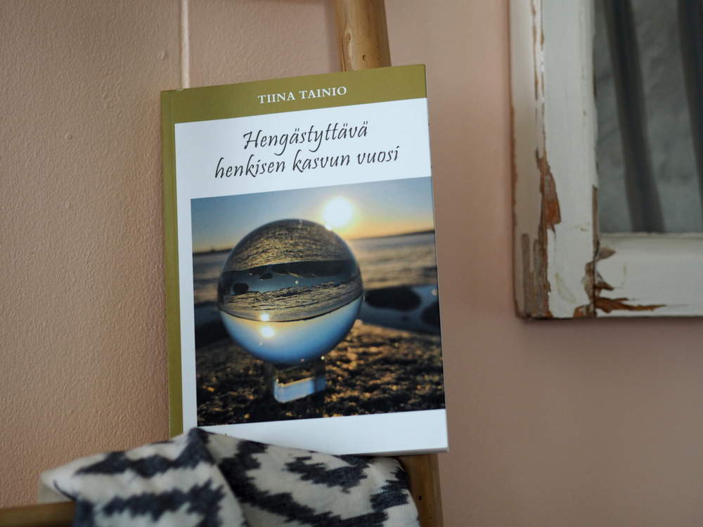 tiina-tainio-hengastyttava-henkisen-kasvun-vuosi-kirjaesittely-rajatiedon-erikoiskirjasto